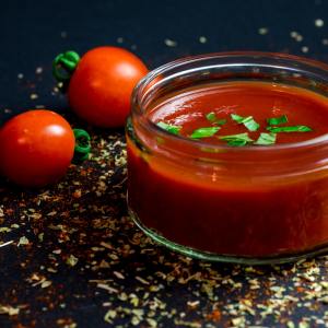 zoom su una salsa ketchup in barattolo