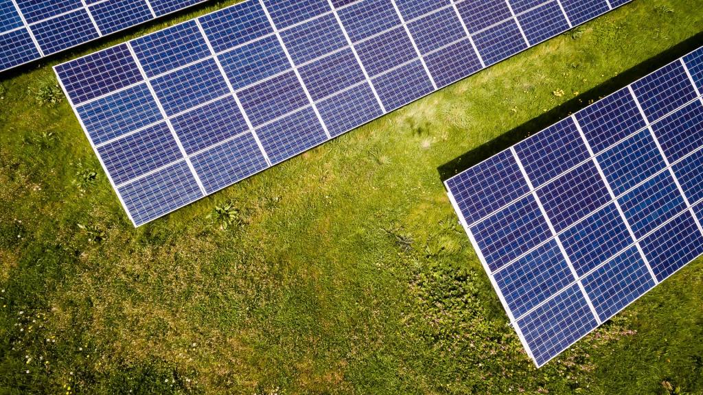 pannelli solari per una centrale solare in mezzo alla natura in Italia