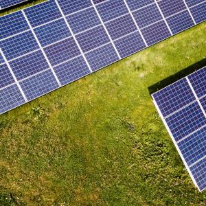 pannelli solari per una centrale solare in mezzo alla natura in Italia
