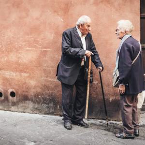 due persone anziane che parlano all'ingresso di una casa di riposo in Italia