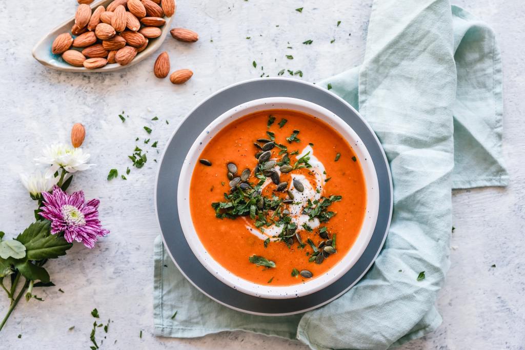 minestra con pomodoro aromatizzata alle erbe e messa in tavola