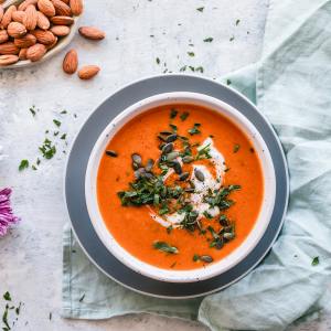 minestra con pomodoro aromatizzata alle erbe e messa in tavola