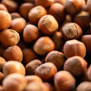 mucchi di nocciole italiane