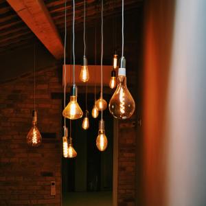 diverse lampade moderne sospese al soffitto