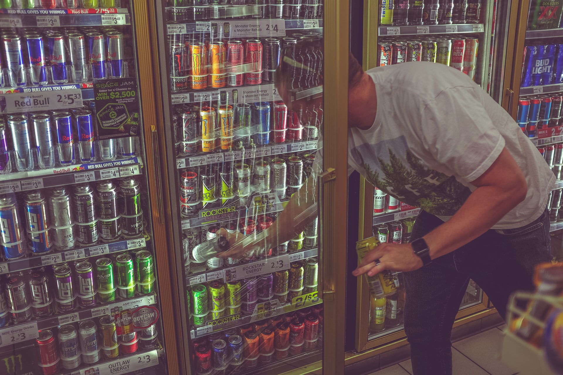 giovane italiano che prende una bevanda energetica in un supermercato