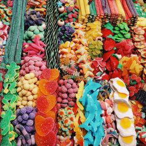 una bancarella di dolciumi diversi