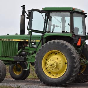 Trattore italiano in un campo agricolo