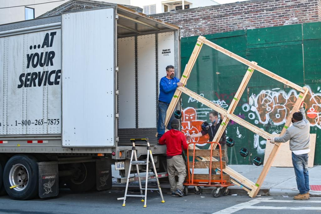 due traslocatori che mettono i mobili in un camion per traslochi