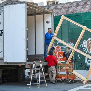 due traslocatori che mettono i mobili in un camion per traslochi