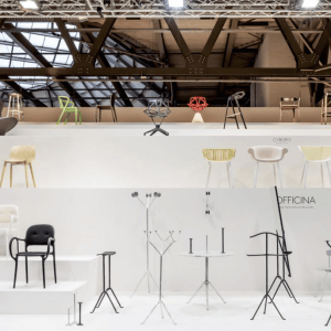 sedie esposte al Salone Internazionale del Mobile di Milano