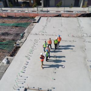 operai circondati da materiali da costruzione in un cantiere