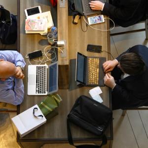 diverse persone che lavorano con computer portatili in uno spazio di coworking