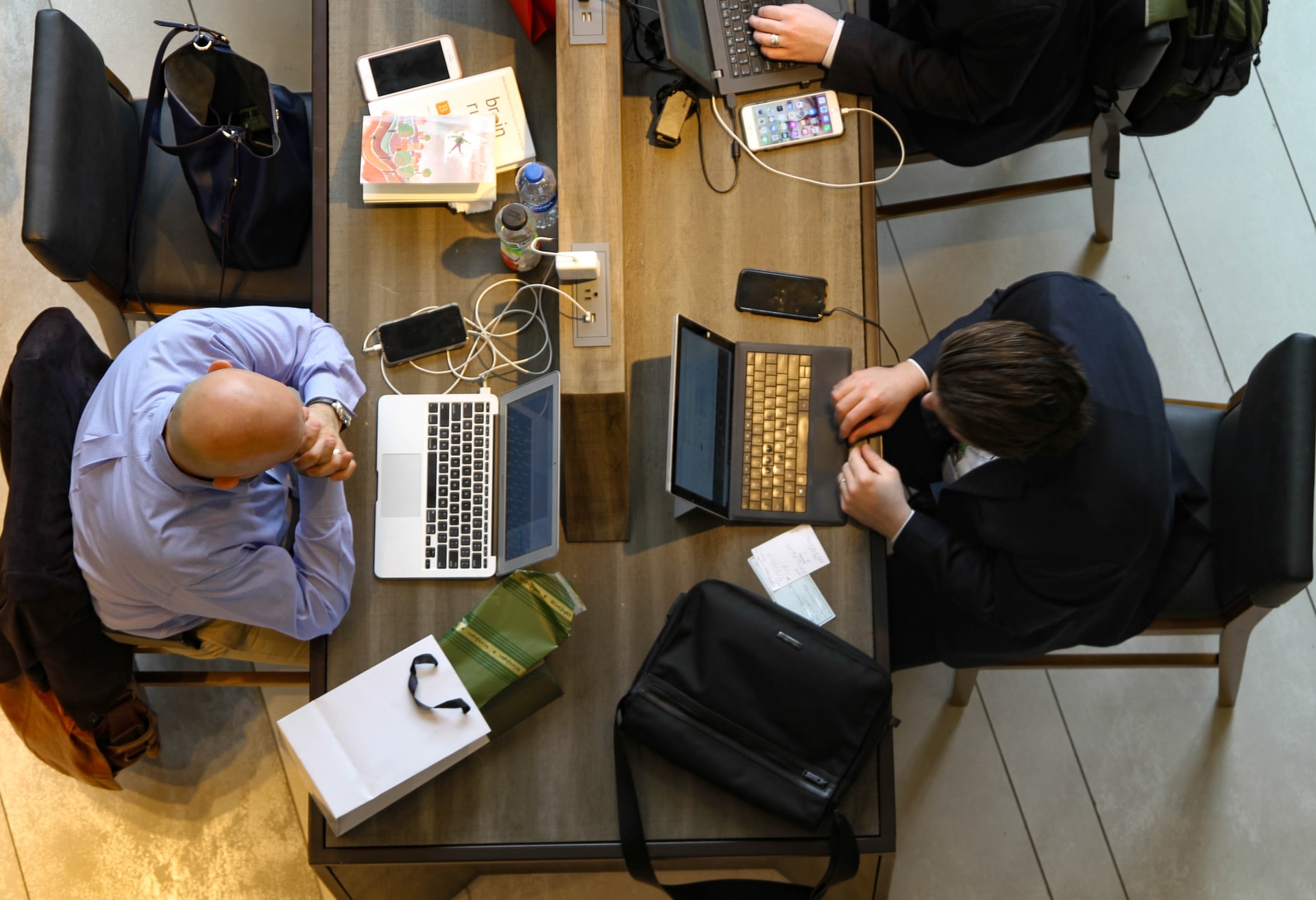 diverse persone che lavorano con computer portatili in uno spazio di coworking