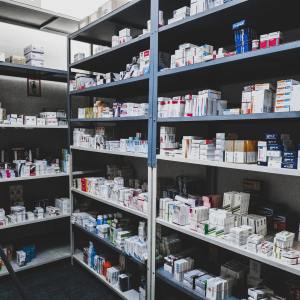 all'interno di una farmacia piena di medicinali e prodotti farmaceutici
