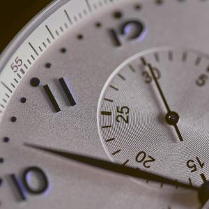 zoomare sulla parte superiore di un orologio