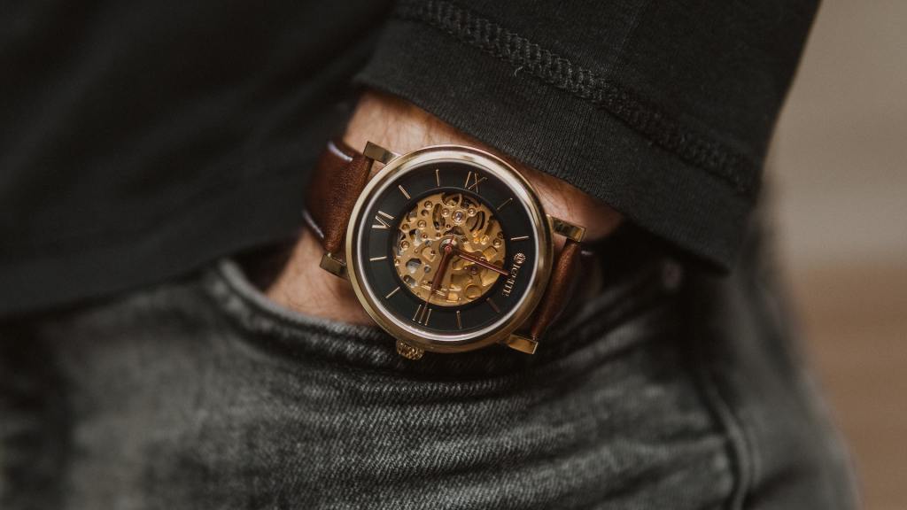 uomo con un orologio di lusso al polso