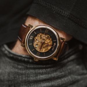 uomo con un orologio di lusso al polso