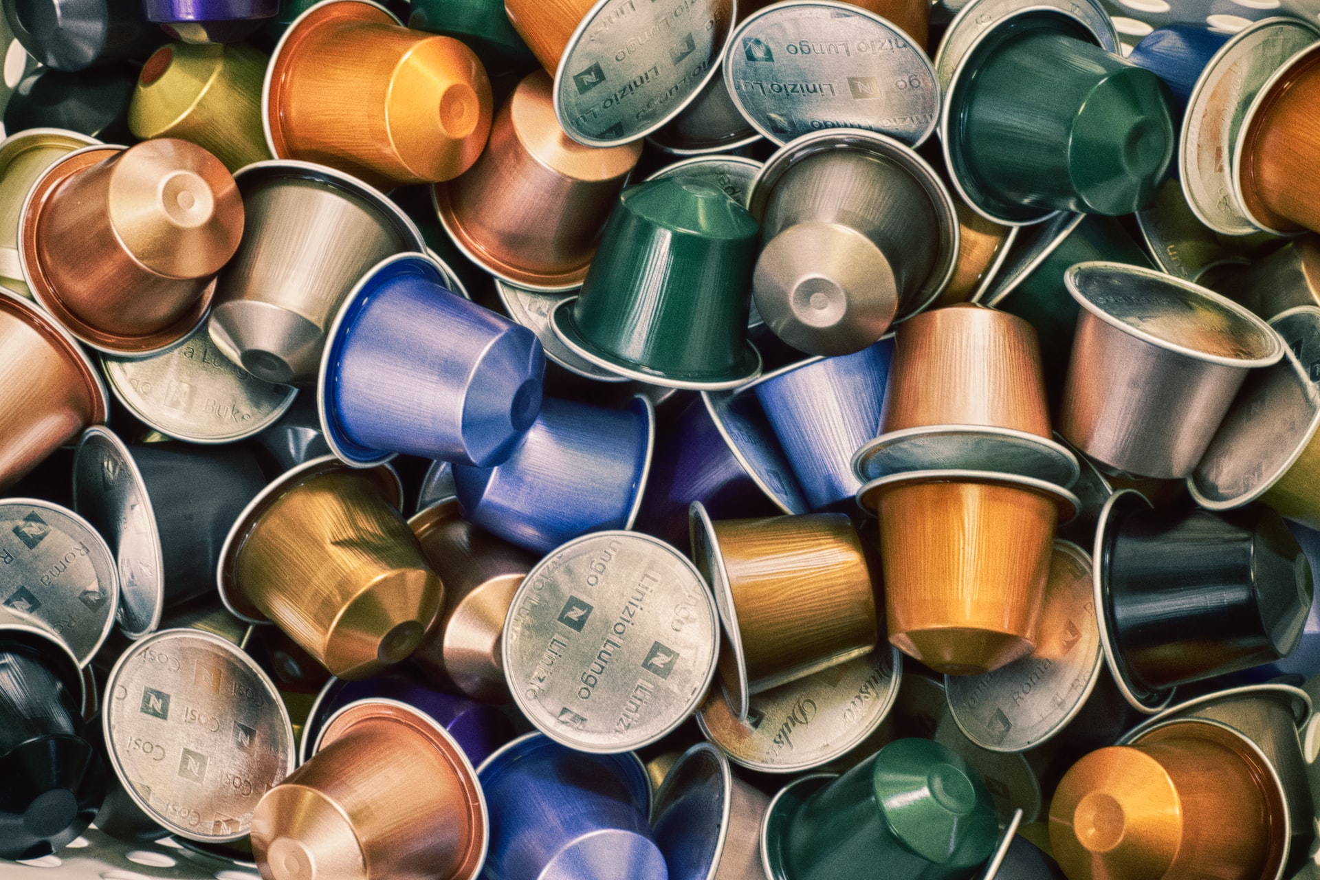 Una collezione di capsule di caffè Nespresso in diversi gusti
