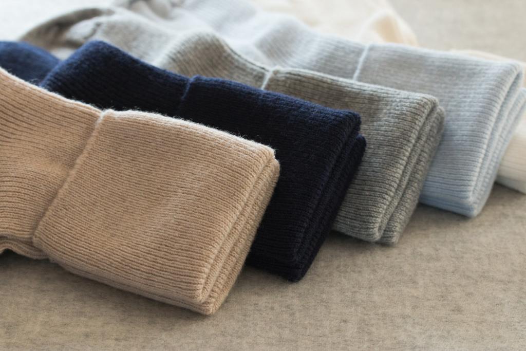 diversi calzini di cachemire di colori diversi accostati l'uno all'altro
