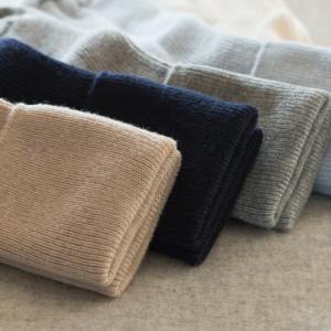 diversi calzini di cachemire di colori diversi accostati l'uno all'altro