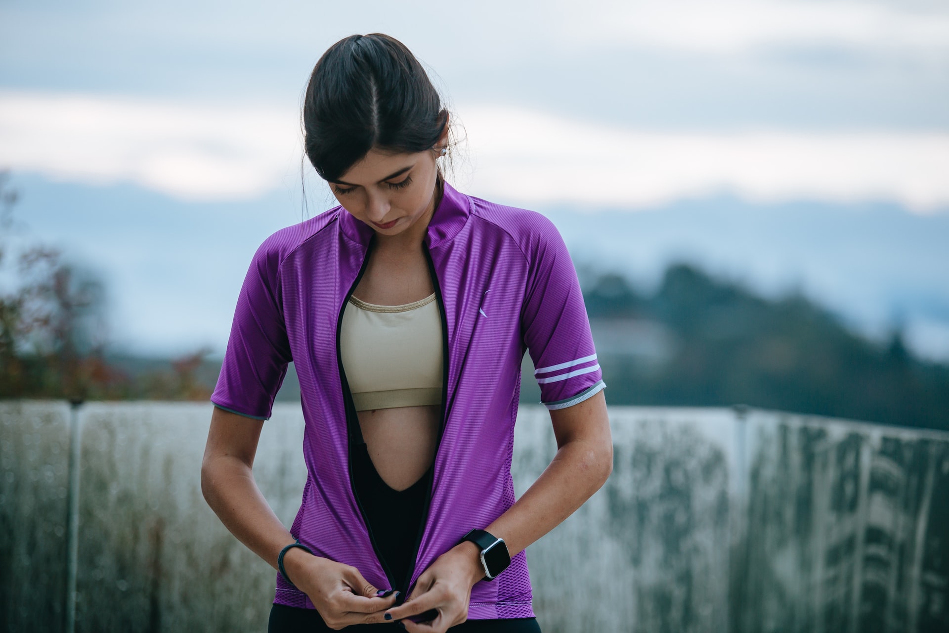 donna in abbigliamento sportivo che si prepara a fare sport