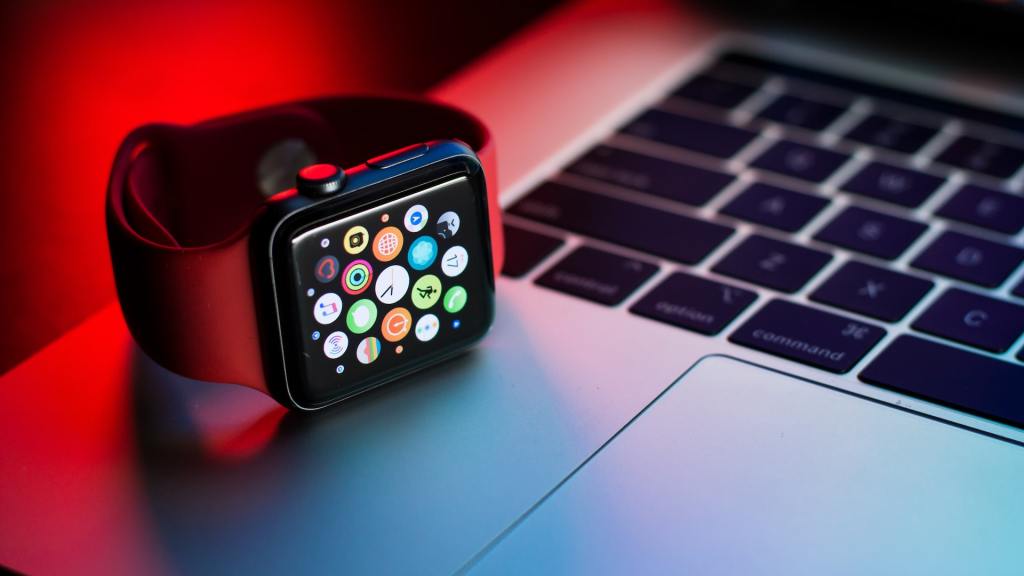 Apple Watch vicino a un Macbook