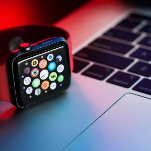 Apple Watch vicino a un Macbook