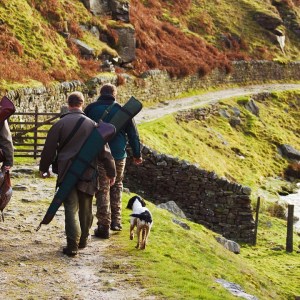 diversi cacciatori con i loro cani che vanno a caccia in Italia