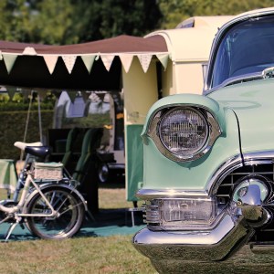 auto e roulotte in un campeggio