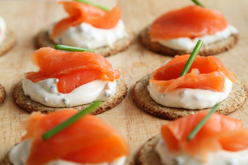 antipasti con salmone affumicato e salsa cremosa