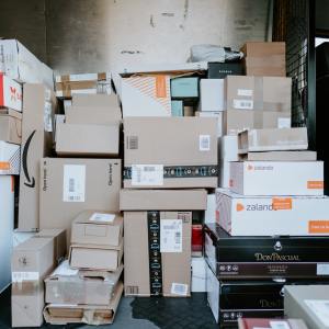 diversi pacchi per il commercio elettronico trasportati in un veicolo commerciale leggero