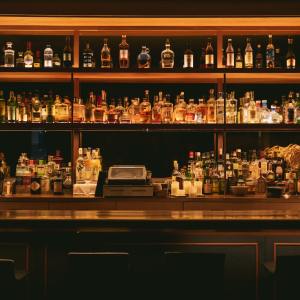diversi tipi di distillati esposti sugli scaffali di un bar in Italia