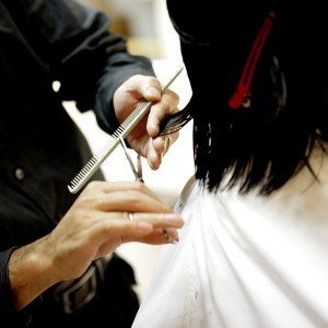 parrucchiere che taglia i capelli a un cliente