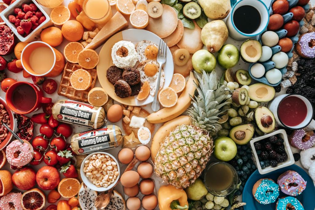 diversi tipi di frutta e alimenti esposti su un tavolo