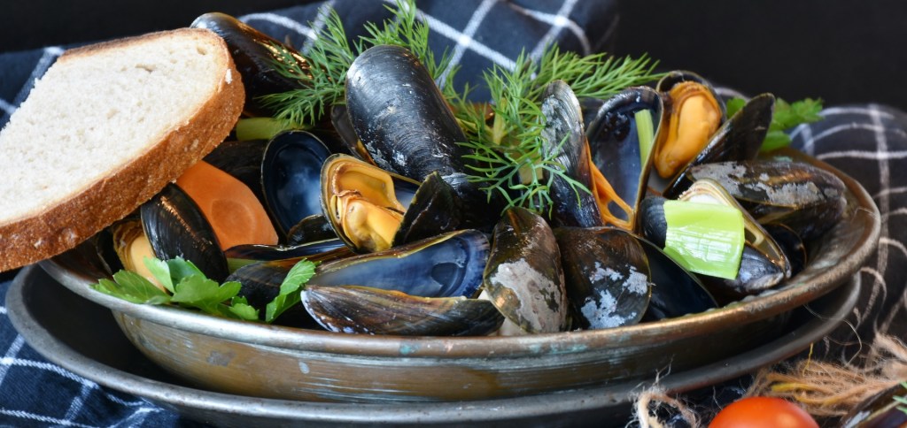 piatto di cozze su un piatto con contorno