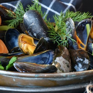 piatto di cozze su un piatto con contorno