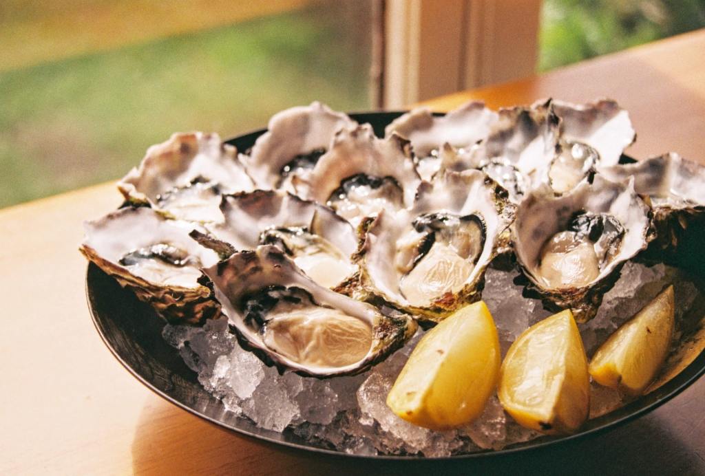 piatto di ostriche fresche con salsa servito in un ristorante