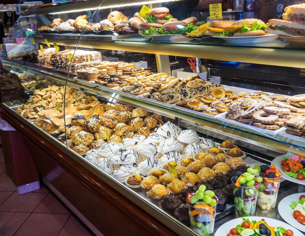 Bancarella di un panificio di Firenze con prodotti di panetteria e pasticceria