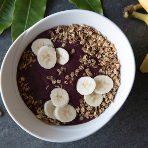 una ciotola piena di cereali per la prima colazione con latte e fette di banana