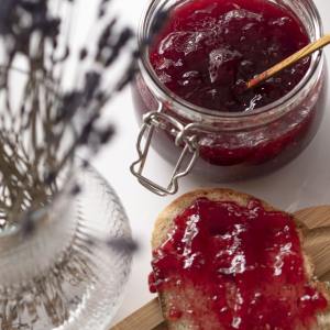 un barattolo di marmellata di fragole fatta in casa con un caffè per la colazione