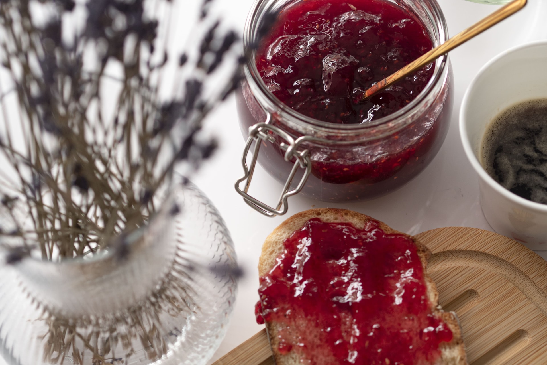un barattolo di marmellata di fragole fatta in casa con un caffè per la colazione