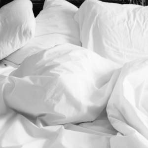 lenzuola bianche stropicciate al mattino