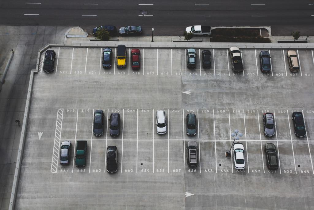 parcheggio con auto usate