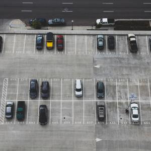 parcheggio con auto usate