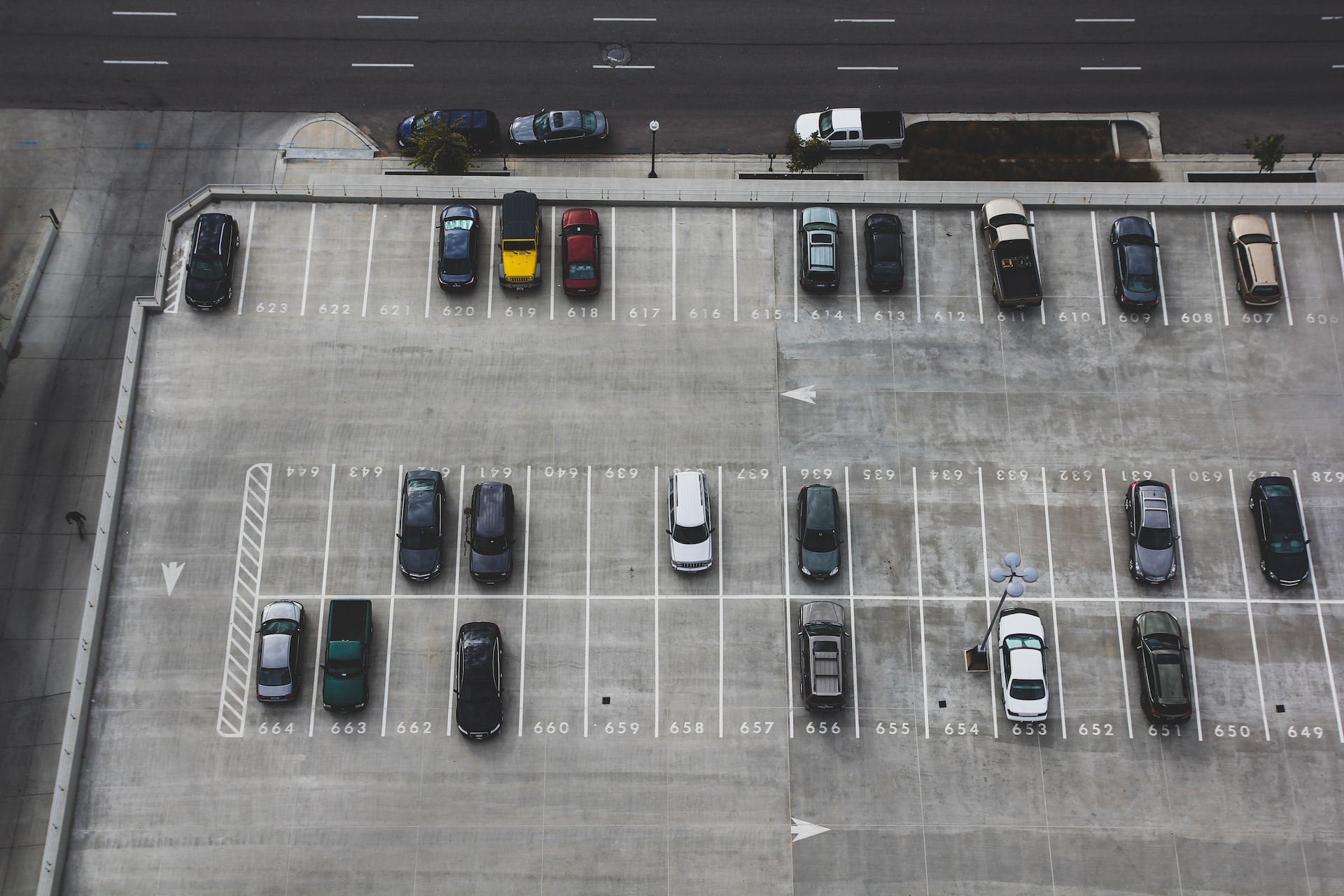 parcheggio con auto usate