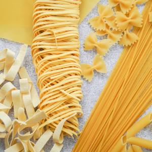 vari tipi di pasta: Fettuccine, Penne, Farfalle, Spaghetti, ecc