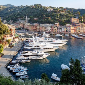 diverse imbarcazioni da diporto ormeggiate nella città italiana di Portofino
