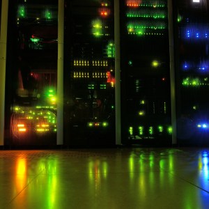 una stanza piena di server informatici che funge da centro dati