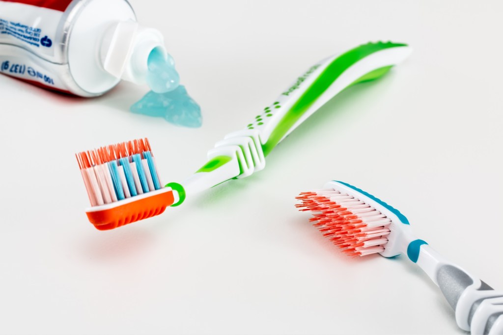 dentifricio e due spazzolini