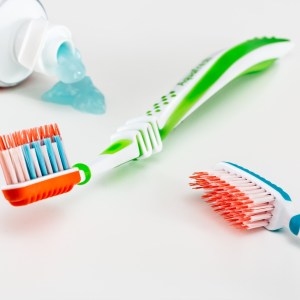 dentifricio e due spazzolini